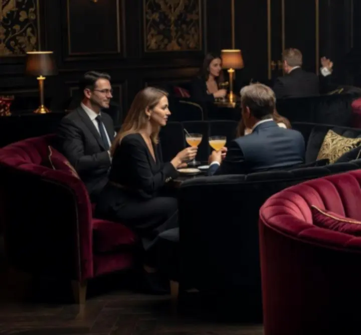 Exkluzív VIP klub esemény hangulata gyertyafényes lounge térben a Table Lounge Hubban.